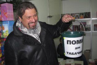 Письменники підготували для Табачника подарунок - відро з помиями