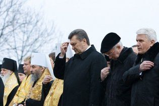 Янукович и Азаров поблагодарили Бога за 2010 год