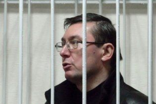 Луценко в СІЗО вигадує політичні анекдоти