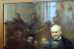 У суді продовжили зачитувати вирок Ходорковському: він кривдив акціонерів