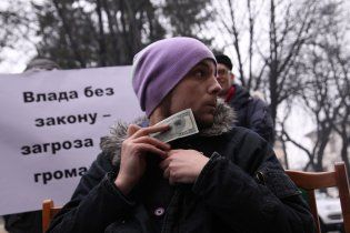 Во Львове новогоднюю елку украсили обещаниями Януковича