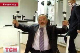 Табачник продемонстрировал мышцы