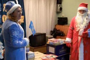 Кримська Снігуронька закликала сиріт любити шампанське і Партію регіонів