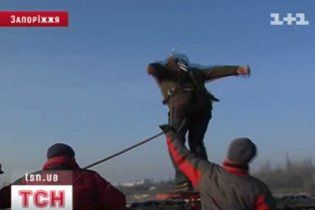 У Запоріжжі понад півсотні людей стрибнули з моста, щоб "убити в собі боягузливого кролика"