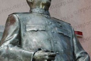 У прокуратури є відео пошкодження пам`ятника Сталіну тризубівцями