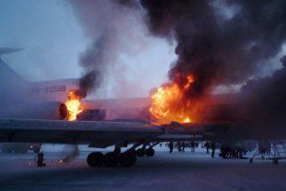 Самолет в Сургуте вспыхнул не из-за пожара в двигателях