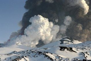Сицилийский вулкан Этна усилил активность: ученые опасаются извержения