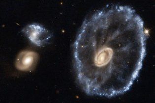 Hubble зняв космічне "колесо" далекої галактики