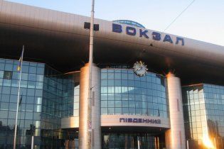 На київському вокзалі посеред білого дня зґвалтували жінку