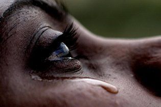 Запах жіночих сліз відбиває у чоловіків сексуальне бажання