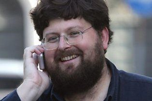 Підлітки з криками "Бий товстуна!" побили відомого італійського політика