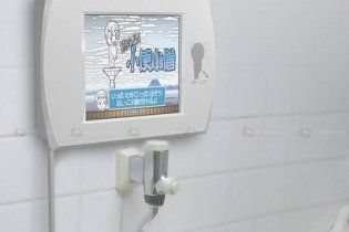 Японці вбудували відеоігри в пісуари: геймери "стріляють" сечею (відео)