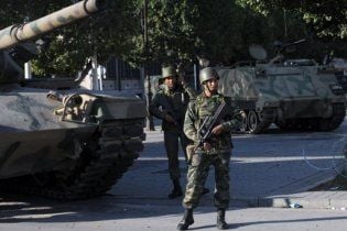 В Тунисе продолжается анархия: обстреляно здание МВД и президентский дворец
