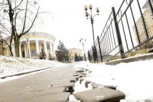 У центрі Києва Жовтневий палац сповзає на Майдан