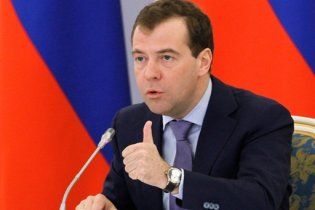 Мєдвєдєв пообіцяв "відірвати голову" тим, хто напав на журналіста "Комерсанта"