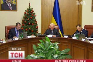 Азаров признался, что не знает, как снизить цену на бензин