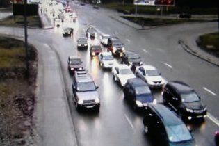 Азаров ездит на работу по встречной полосе (видео)