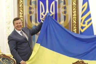 Янукович напомнил украинцам, что Конституцию будут менять