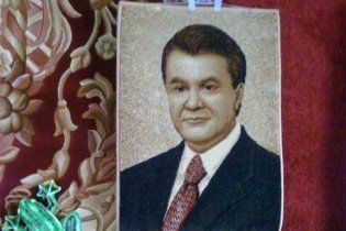 У Житомирі пропонують витирати ноги об килимок з Януковичем