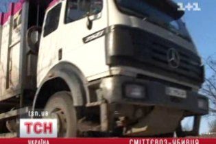 У Львові 12-річний хлопчик послизнувся, впав під сміттєвоз та був розчавлений