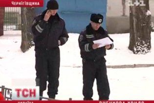 На Чернігівщині невідомі розклеїли листівки з погрозою вибухів