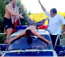 розпусні танці міліціонерів