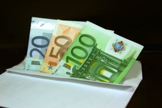 В Україні продовжує дорожчати євро