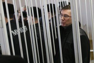 Екс-міністр Луценко запевняє, що не поїде лікуватися за кордон
