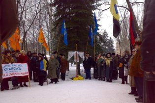В Днепропетровске разрушили крест на могиле бойцов УНР