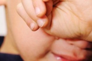 Школьница до смерти забила свою двухлетнюю дочь за порванные обои