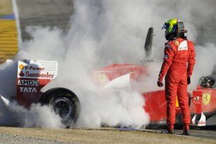Новый Ferrari F150 загорелся во время тестов Формулы-1