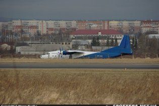 Самолет не вписался во взлетную полосу и выехал на огороды