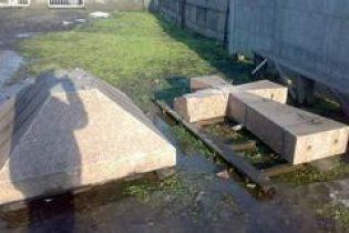 В Кривом Роге разбили кувалдой памятник борцам за волю Украины