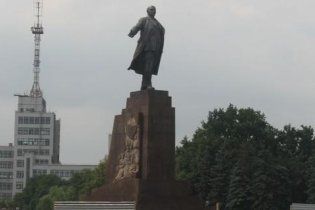 Заради Євро-2012 з центральної площі Харкова прибрали Леніна (відео)