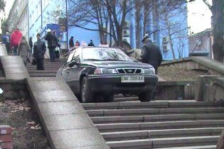 В Симферополе таксист "под кайфом" заехал на пешеходную лестницу