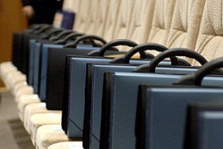 Вступил в силу закон, запрещающий чиновникам принимать подарки