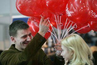 В Днепропетровске влюбленная пара обвенчалась в проруби