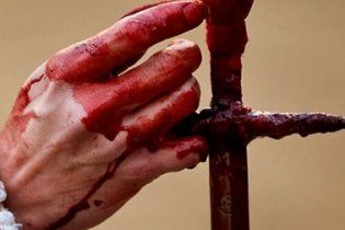 Ревнивец отрубил жене голову сувенирным мечом и выбросил в подъезд