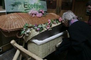 У Трускавці ритуальна фірма заховала подарунки під кришкою труни