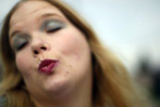 Американка, яка отримує оргазм від їжі, дозволила дивитися на це в онлайні
