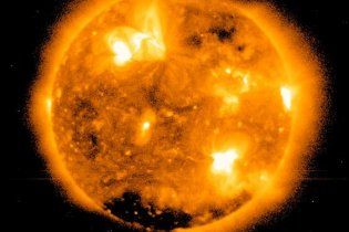 Мощная вспышка на Солнце вывела из строя радиосвязь в Китае