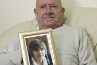 Слепой мужчина прозрел, поцеловав фотографию своей жены