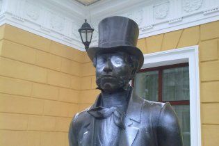 Пам'ятник Пушкіну в Одесі обмалювали свастиками