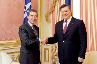Янукович будет развивать сотрудничество Украины с НАТО