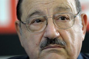 Скандал в Италии: Умберто Эко сравнил Берлускони с Гитлером