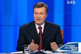 Янукович знову травмував коліно