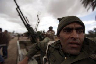 Лівійські повстанці відкинули сили уряду на 60 км від Бреги