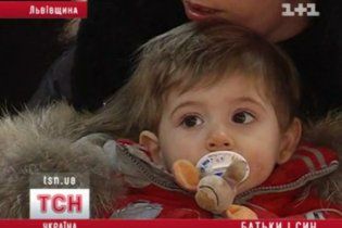 Україна віддала родині геїв хлопчика, якого виносила сурогатна мати