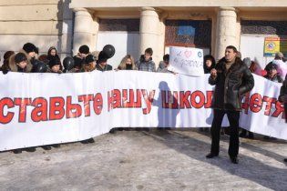 На Донбассе родителям, которые отстаивают украинские школы, угрожают увольнением