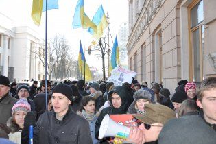 Під Радою зібралися сотні опонентів Табачника і "група підтримки"